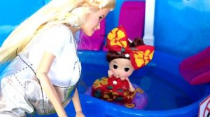 ЗАЛЕЗ В БАССЕЙН С СОБАКОЙ? АРЕСТУЙТЕ ЕГО! Катя и Макс веселая семейка СМЕШНЫЕ куклы барби ДАРИНЕЛКА