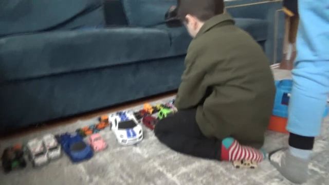 Kaan Arasın Kuzenleri Geldi ambulans ve oyuncaklarla oynadılar смотреть онлайн