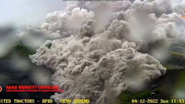 В Индонезии резко усилилось извержение вулкана. смотреть онлайн