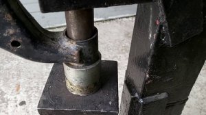 простой способ  выпрессовать сайлентблок с юбкой.