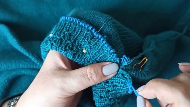 Кеттельный шов с использованием дополнительной нити. Обработка горловины смотреть онлайн