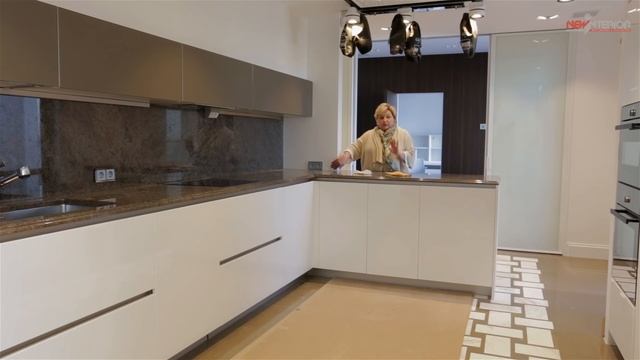 Скрытая дверь в гостиной, молдинги на стене. Столешница на кухню из гранита. Как скрыть электрощито смотреть онлайн