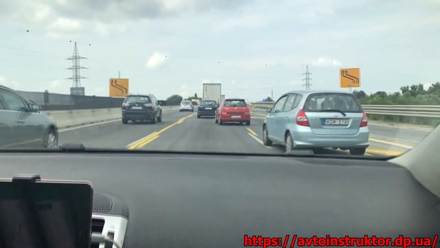Белые полоски / желтые полоски на дороге / смотреть онлайн