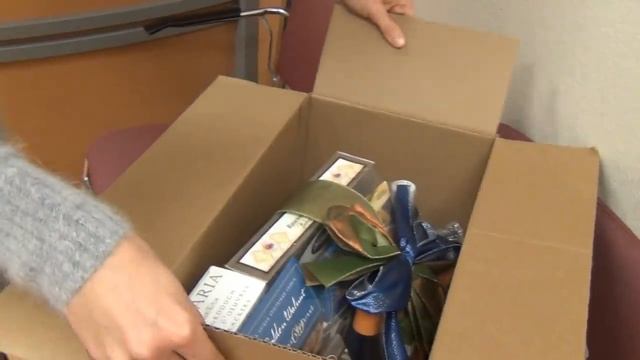 США 885: Как дарят подарки американцы? Есть один простой и эффектный способ - в корзинке. смотреть онлайн