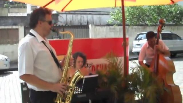JAZZ NA XV EM SANTOS S.P-KINHO BATERA,MAURICIO FERNANDES SAX,NEY ROCHA BAIXO E BIA TECLADO. смотреть онлайн