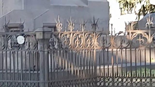 Бреша мне тоже открыла Двери без ключей....да какие...На страже у Жижи аж волки грозные смотреть онлайн