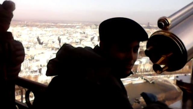 Eugenio Martin Ganduglia en el mirador de la torre Eiffel de Paris смотреть онлайн