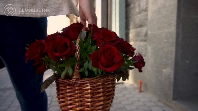 Корзинка 25 темно-красных роз , Россия смотреть онлайн