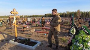 Благоустройство могилы: Цветник из мраморной крошки.