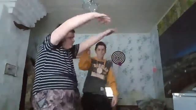 Чуваки флексят под 