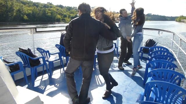 Танцы на теплоходе в Коломенском парке. смотреть онлайн