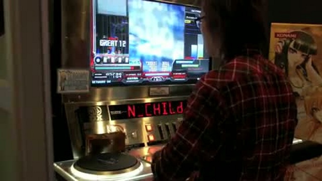 Ambiance d'une salle de jeux à Tokyo смотреть онлайн