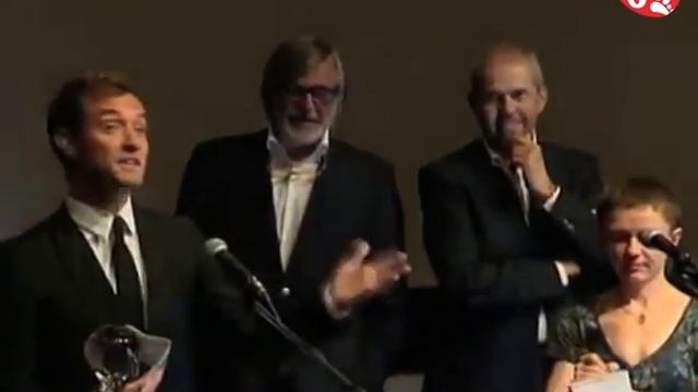 Светская Хроника. Джуд Лоу получил награду. смотреть онлайн