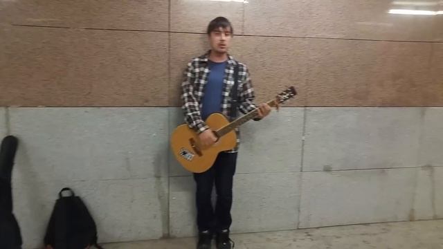 уличный гитарист в астане в переходе cover на noize mc - устрой дэстрой смотреть онлайн