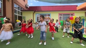 Утренник Здравствуй Лето. Отрывок из праздника «Здравствуй Лето». Дети танцуют. Средняя группа.