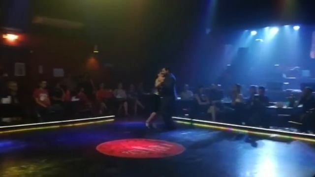 Bailan Paola Aguilera y Leonardo Auza - Maldita Milonga - Ciertos amores, Canaro. смотреть онлайн