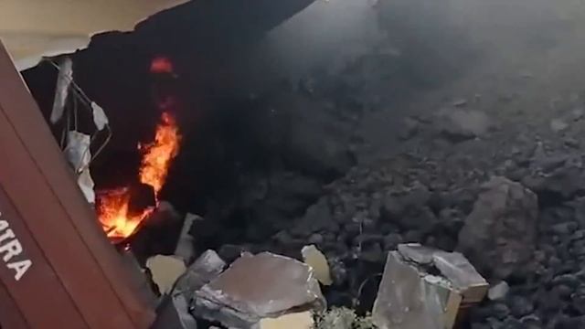 La lava entra en Todoque y arrasa casas y restaurantes a su paso смотреть онлайн
