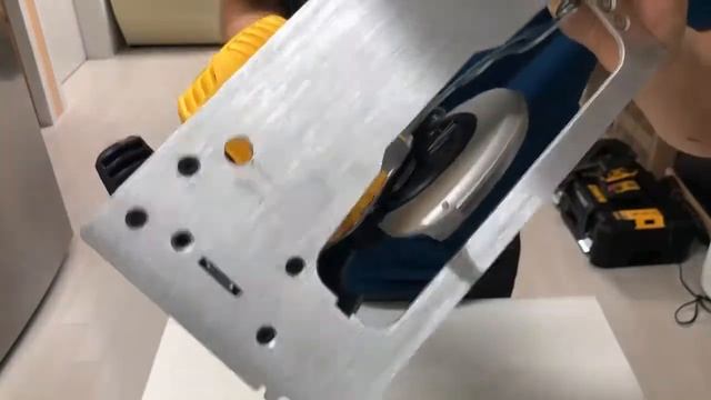 DEWALT 원형톱 DCS570N 제품 언박싱