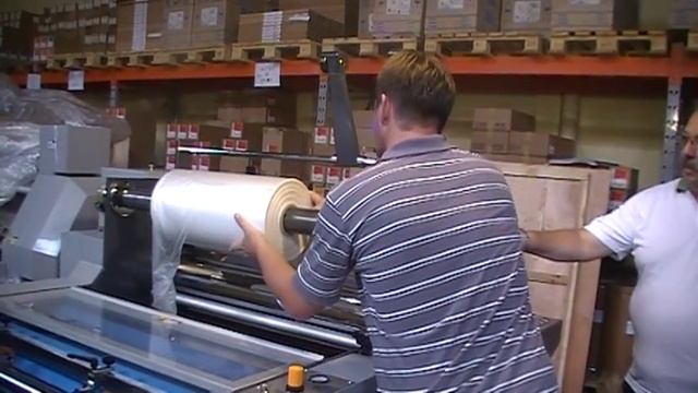 Laminadora de BOPP GLUELESS - Guang Ming SFML 920 смотреть онлайн