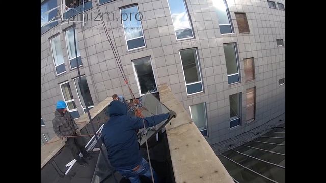 Спуск крупногабаритного стеклопакета промышленными альпинистами по фасаду здания смотреть онлайн