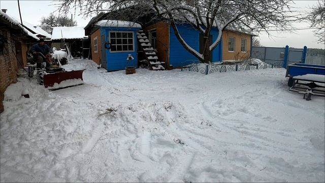 Простая уборка снега бульдозером с мотоблоком смотреть онлайн