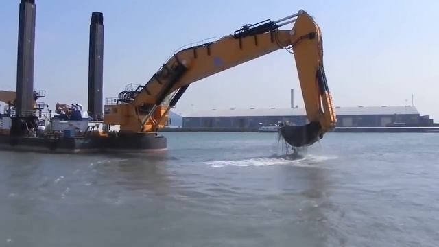 Самый огромный в мире ковш для экскаватора, весом 44 тонны смотреть онлайн