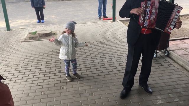 Ребёнок пляшет в Сквере гармонистов в Орле и не хочет уходить🙂 смотреть онлайн