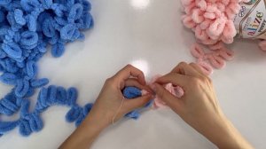 Как соеденить два мотка если закончилась нитка из пряжи Ализе Пуффи. Вяжем руками без спиц и крючка