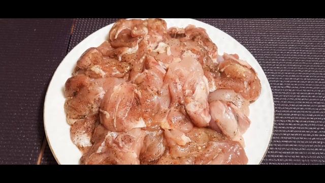 ЖАРЕНЫЕ КУРИНЫЕ БЕДРЫШКИ С ГРИБАМИ И ЛУКОМ НА СКОВОРОДЕ! смотреть онлайн