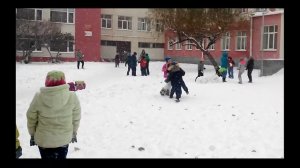 Девчонки дерутся, строим снежную крепость