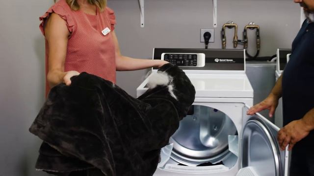 Fur Real with Dr. Christina feat. Anna and Elsa смотреть онлайн