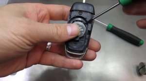 Как заменить батарейку в автомобильном ключе Ford Fushion 2014 года?