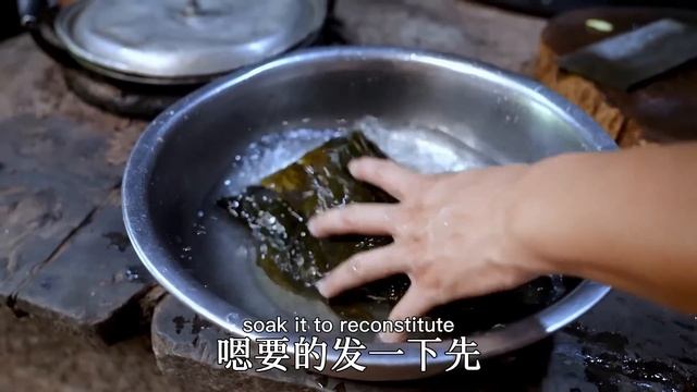 【农村四哥】四哥给老表送干竹荪，6斤多肘子下锅，两兄弟小聚聊聊生活