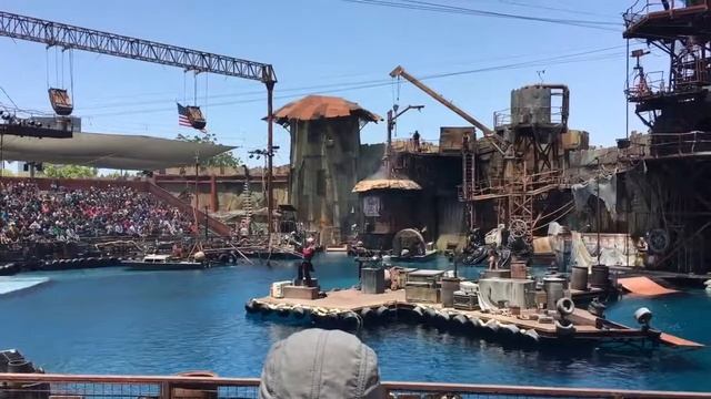 парк Юниверсал , аттракцион шоу "Водный мир" смотреть онлайн