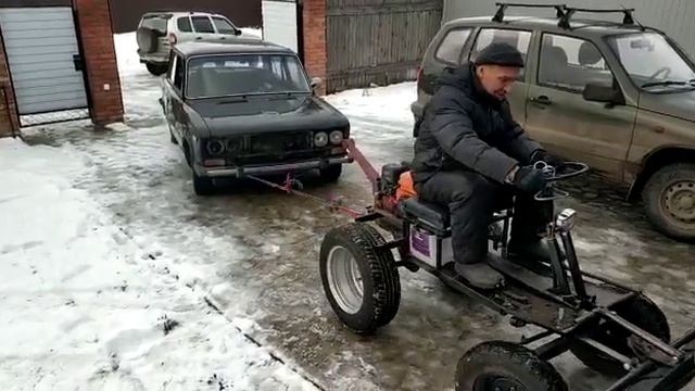 Минитрактор тащит "шестерку" смотреть онлайн