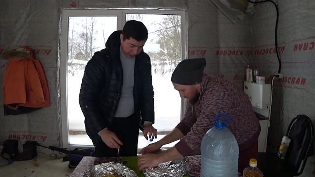 Пришлось отстреливаться и жарить рыбу смотреть онлайн