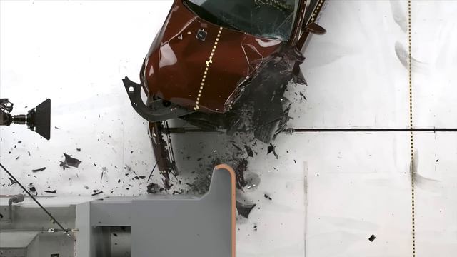 2015 Hyundai Genesis driver-side small overlap IIHS crash test смотреть онлайн