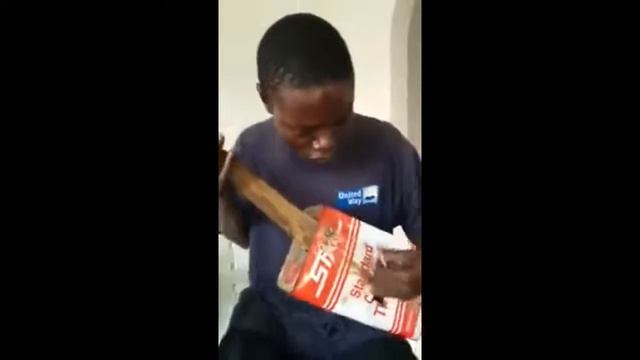 True Passion: African Street Musician Playing On His Paint Can Guitar! смотреть онлайн