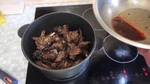 Видеорецепт «Заяц, тушенный в сметане: готовим дичь в казане дома»