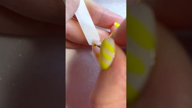 Дизайн дотсом? #shorts #маникюр #дизайнногтей #идеяманикюра #ногти #nails #nailart смотреть онлайн
