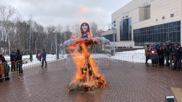 Сжигание чучела Масленицы в Смоленске смотреть онлайн