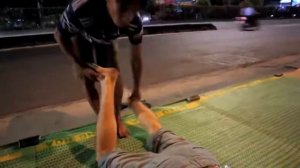 масаж прямо на улица за2 доллора в ветнаме.