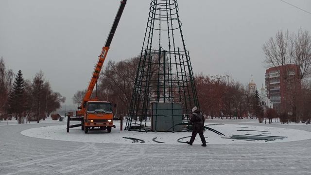 Монтаж Новогодней Ёлки продолжается. смотреть онлайн