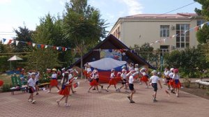Флешмоб ко Дню Флага Российской Федерации, исполняют воспитанники МБДОУ «ЦРР д/с № 1» с. Белая Глина