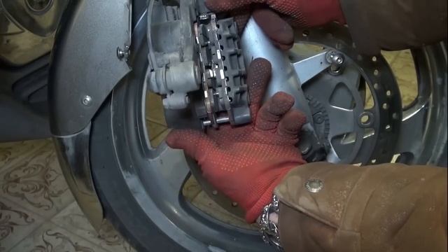 Замена тормозных колодок  Honda Goldwing1800.replacing Goldwing Brake Pads