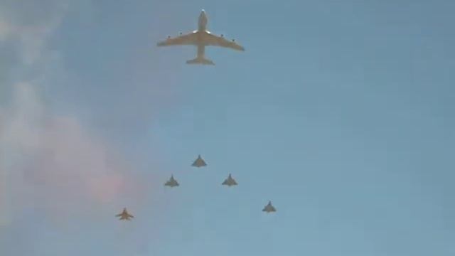 Праздничное шоу в Париже в честь Дня взятия Бастилии смотреть онлайн