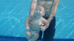 Маленькие дети плавают, ныряют в глубоком бассейне под водой  Little kids, baby swimming in the poo