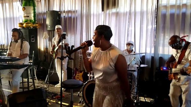 Wildmann & The FunkySoul Band presents Miss Vocals song Love Like This Before by Faith Evans. смотреть онлайн