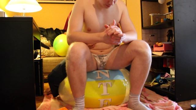 Playing with big beachball смотреть онлайн