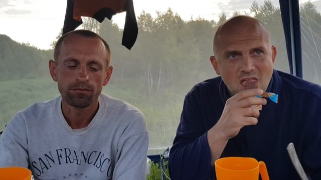 Хоть поменяли природу на природу , зато заменили кровать на палатку . Столько комаров мы не видели смотреть онлайн